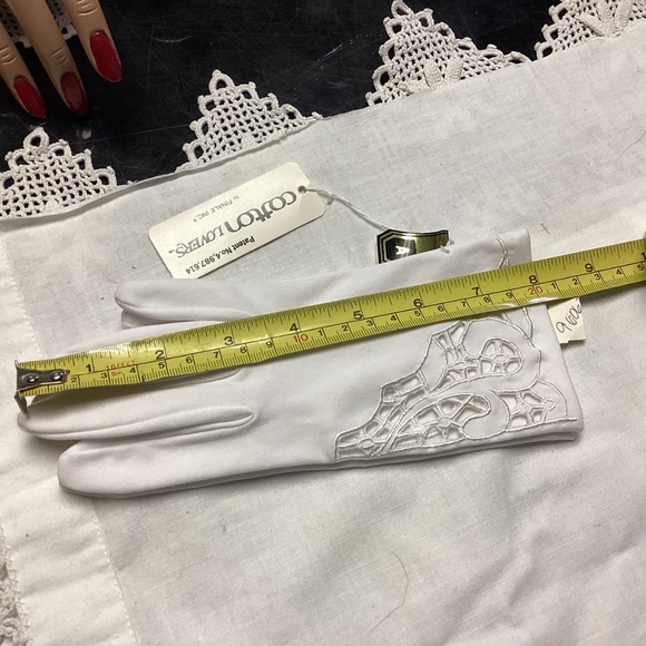WOMENS white gloves CUT OUT DESIGN RARE INTRICATE WEDDING ? SPRING ? - Picture 7 of 10
